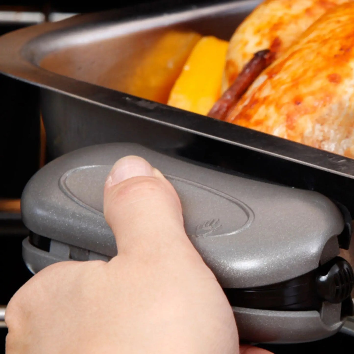 pebbllegrip clipped on roasting pan handle